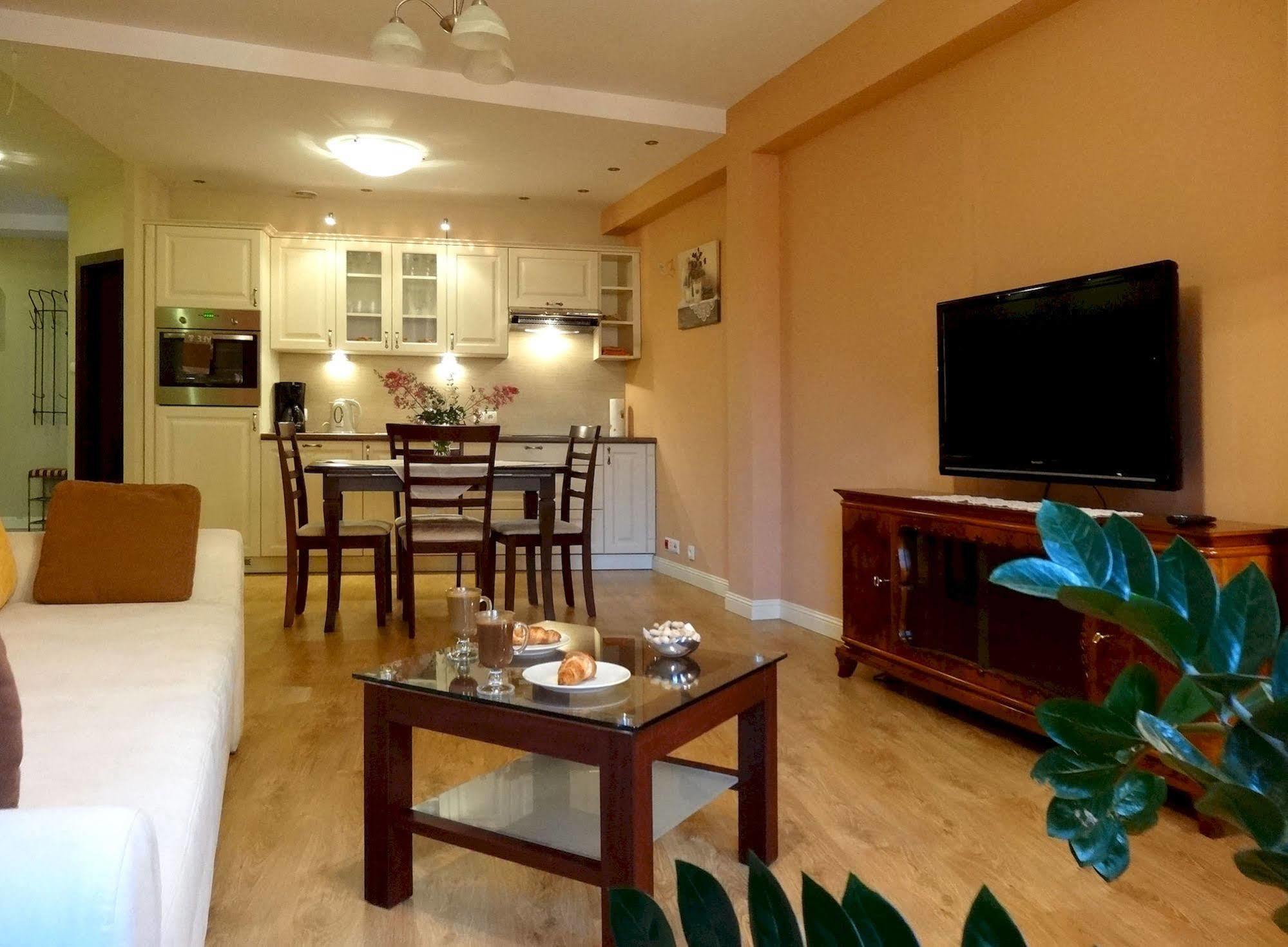 Apartamenty Centrum Villa Perla 옐레니아구라 외부 사진