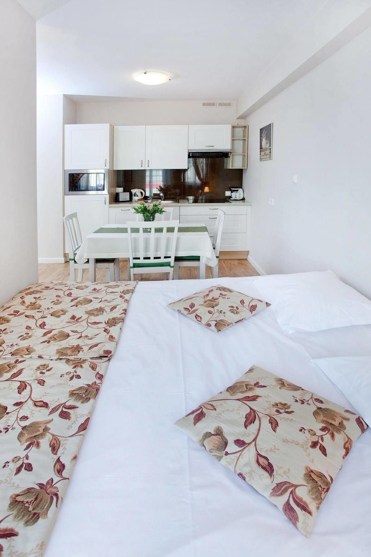 Apartamenty Centrum Villa Perla 옐레니아구라 외부 사진