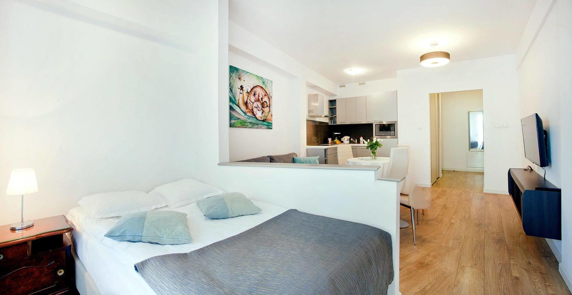 Apartamenty Centrum Villa Perla 옐레니아구라 외부 사진